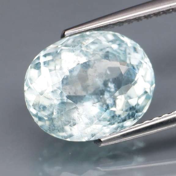 Gorgeous 4.34ct oval cut diamond white Beryl