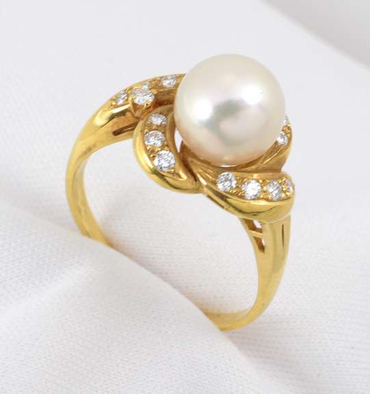 Lustrous 18k Pearl & Diamond Ring