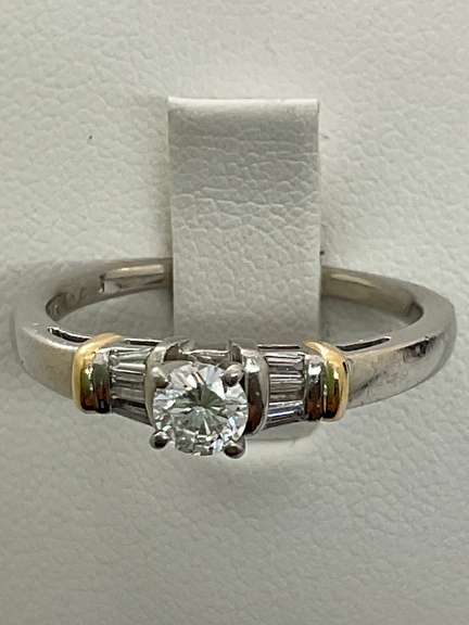 18K WHITE GOLD AND DIAMOND ENGAGEMENT RING