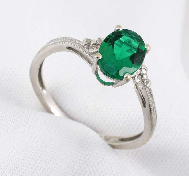 Sweet White Gold Emerald Ring