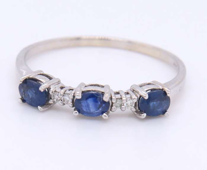 Stunning White Gold Sapphire and Diamond Ring