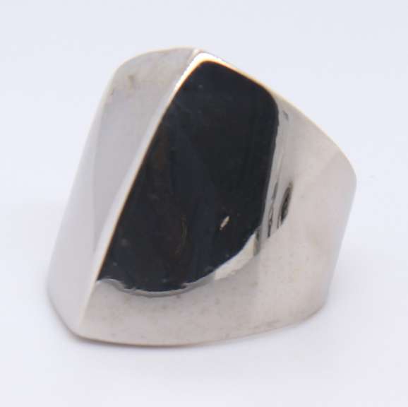 Beautiful White Gold Pyramid Ring