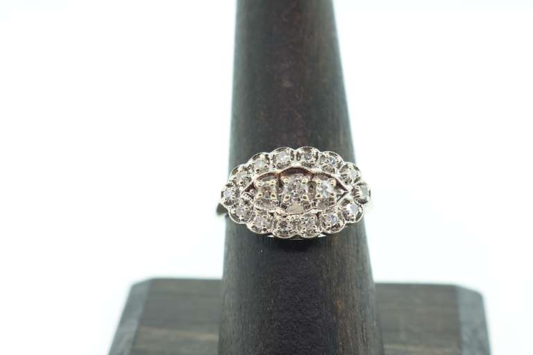 LADIES 14K WHITE GOLD AND DIAMOND ANTIQUE RING.