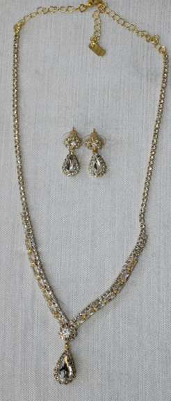 Set Of Fashion Jewelry Neck Lace And Earrings