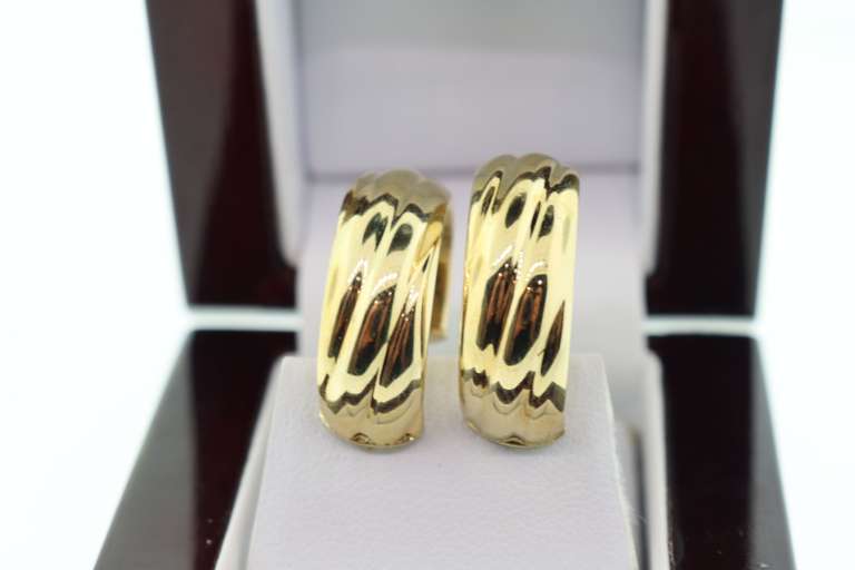 Elegant 18k Gold Earrings