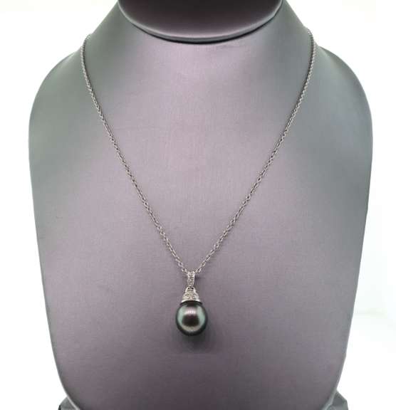 18K WHITE GOLD NECKLACE WITH 14K WHITE GOLD PEARL AND DIAMOND PENDANT