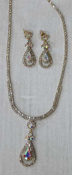 Set Of Fashion Jewelry Neck Lace And Earrings