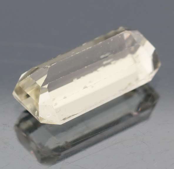 Striking 8ct high fire champagne Kunzite