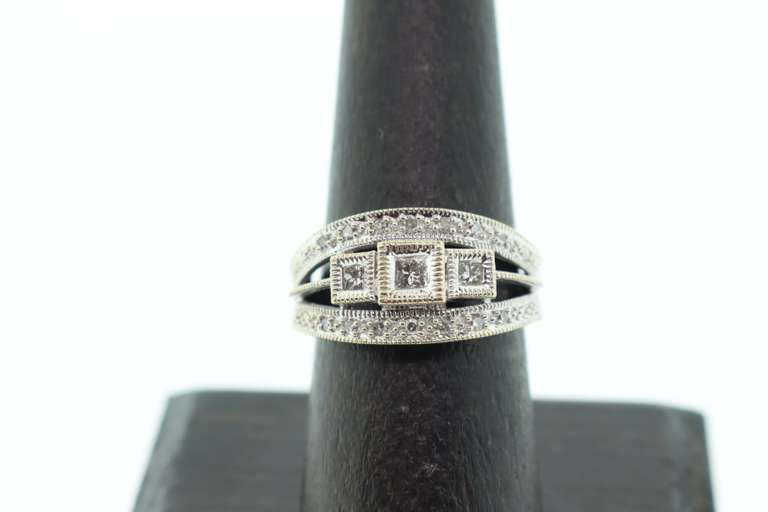 LADIES WHITE GOLD AND DIAMOND RING