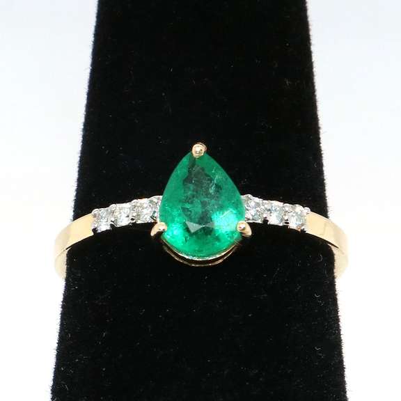 Gorgeous 14kt Emerald and Diamond Ring