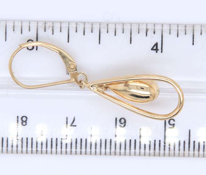 Stunning Yellow Gold Dangle Earrings