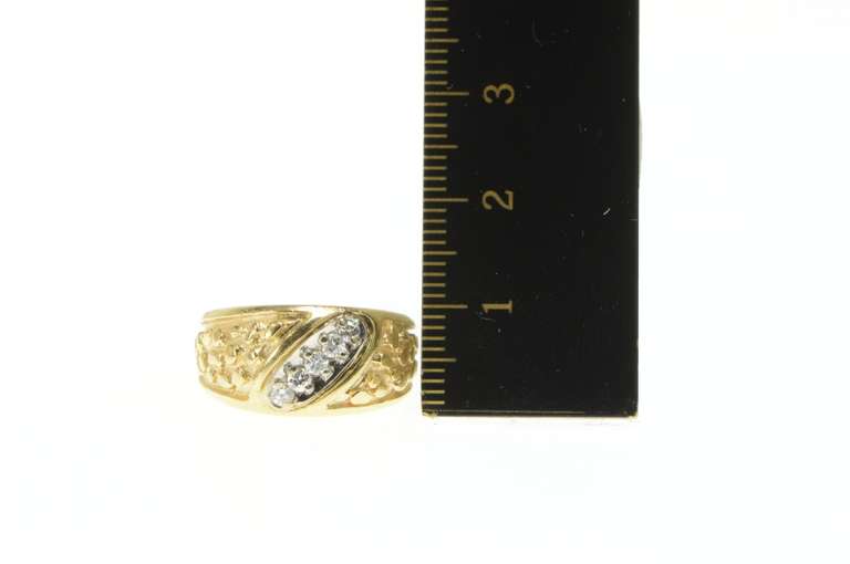 14K Yellow Gold Textured Diamond Striped Graduated band Ring