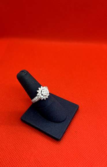 LADIES 18K WHITE GOLD RING WITH 1.95 CARAT OF DIAMOND 
