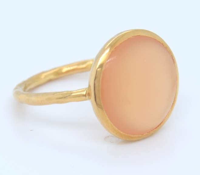 Chic 18kt Peach Chalcedony Circle Ring