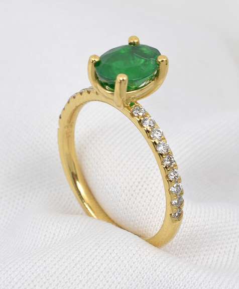 Classy Emerald & Diamond Ring in 14K YG