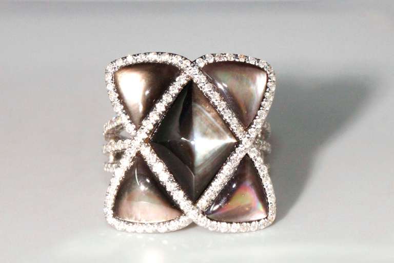 Elegant Cocktail Ring in 18k Gold