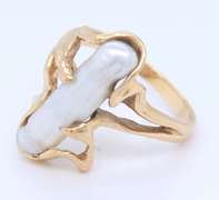 Charming Yellow Gold White Fresh Water Pearl Ring
