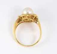 Lustrous 18k Pearl & Diamond Ring
