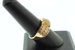 LADIES 10K YELLOW GOLD AND OPAL RING.