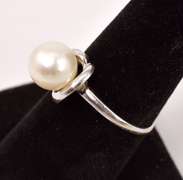 Lovely Pearl Ring in 18K White Gold