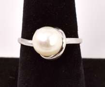 Lovely Pearl Ring in 18K White Gold