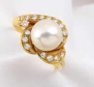 Lustrous 18k Pearl & Diamond Ring