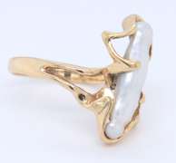 Charming Yellow Gold White Fresh Water Pearl Ring