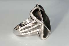 Elegant Cocktail Ring in 18k Gold