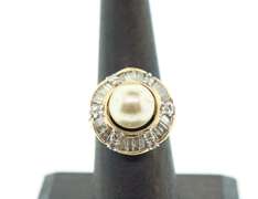 LADIES 14K GOLD AND DIAMOND PEARL RING.