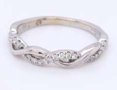 Incredible White Gold Princess Cut Diamond Twisted Engagement Ring with Band