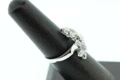 LADIES 10K WHITE GOLD AND DAMOND FLORAL RING