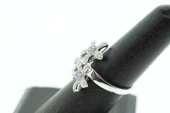 LADIES 10K WHITE GOLD AND DAMOND FLORAL RING