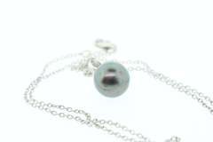 18K WHITE GOLD NECKLACE WITH 14K WHITE GOLD PEARL AND DIAMOND PENDANT