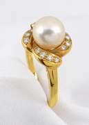 Lustrous 18k Pearl & Diamond Ring