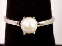 Precious Pearl Ring in White Gold