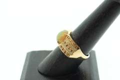 LADIES 10K YELLOW GOLD AND OPAL RING.