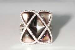 Elegant Cocktail Ring in 18k Gold