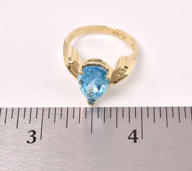 Elegant Blue Topaz Ring in Yellow Gold