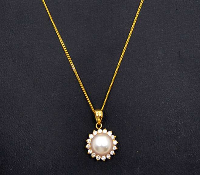 Vintage 14kt Yellow Gold Chain Necklace With Cultured Pearl and Diamond Accents