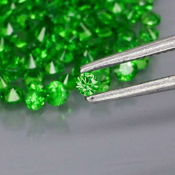 Chrome green! 3.22ct untreated Tsavorite set