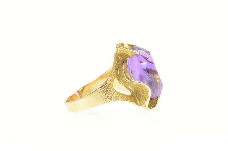 14K Yellow Gold Oval Amethyst 1950's Scalloped Cocktail Ring