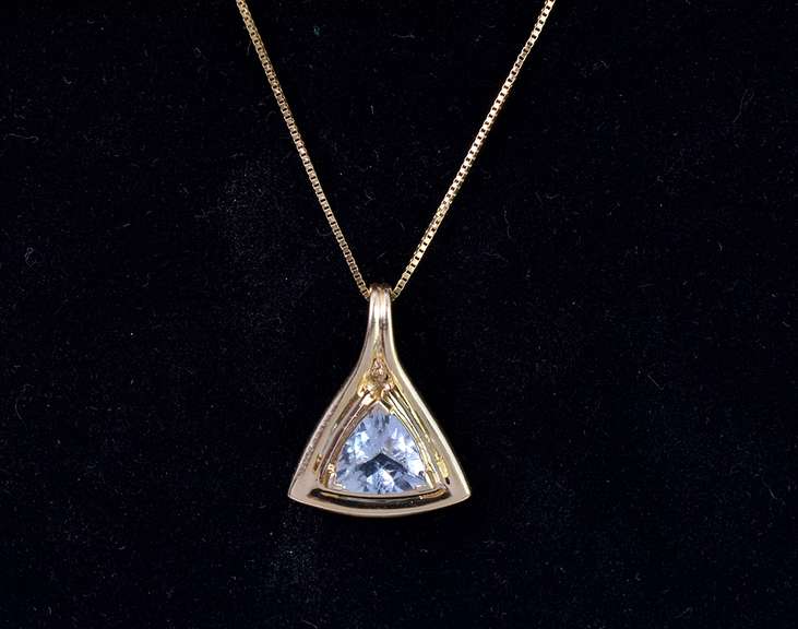 Wonderful Aquamarine Pendant Necklace in 14K yellow Gold