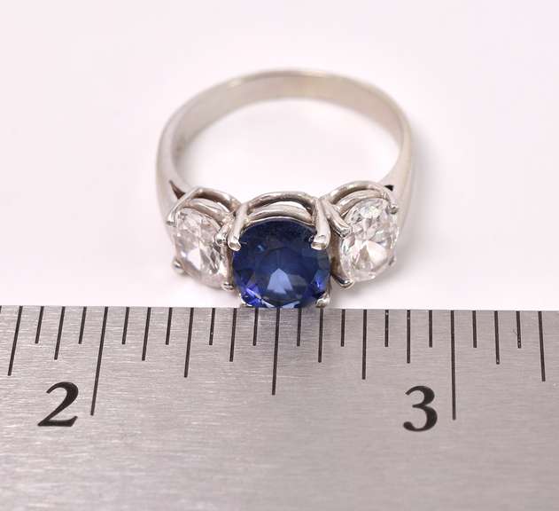 Lovely Blue Sapphire Ring in 14K Yellow Gold