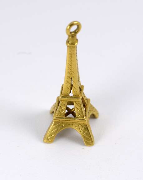 Sweet 18k Eiffel Tower Charm