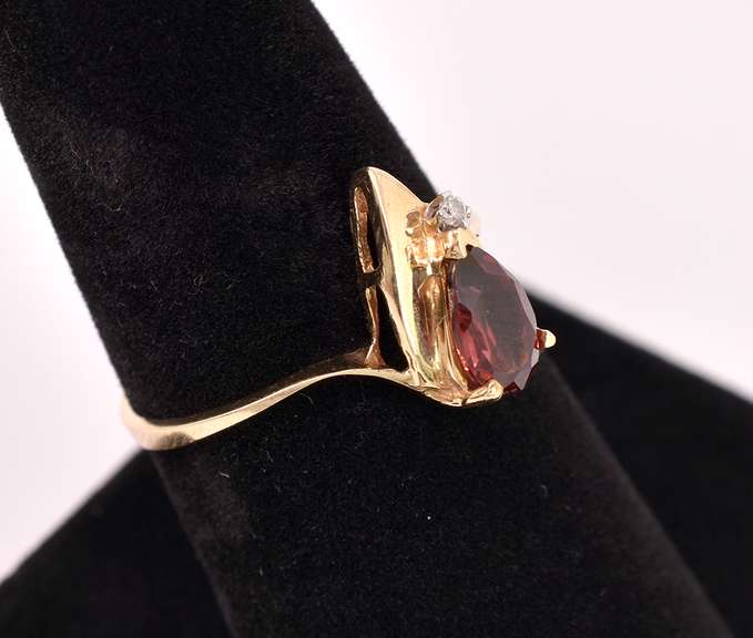 Elegant Garnet and Diamond Ring in Yellow Gold