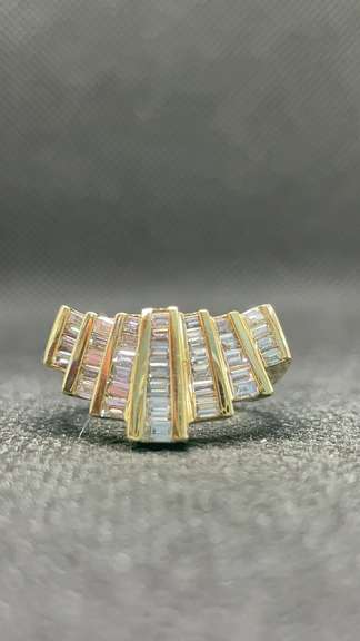 UNIQUE 14K YELLOW GOLD DIAMOND RIGHT HAND RING WITH 1.50 CARATS TOTAL WEIGHT OF BAGUETTES