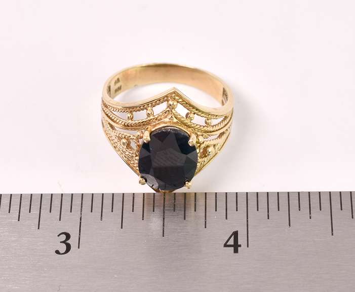 Lavish Sapphire Ring in Yellow Gold