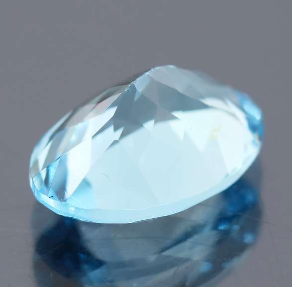 Super vibrant 7.12ct sky blue Topaz