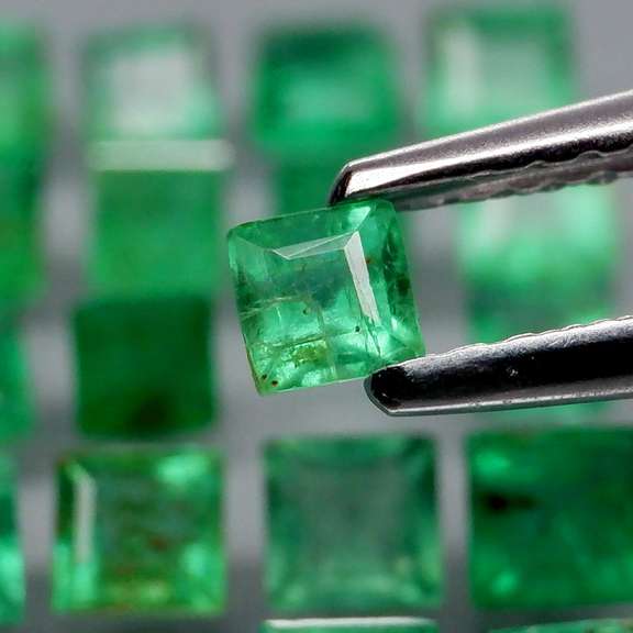 Vivid! Top green 3.19ct Colombian Emerald set