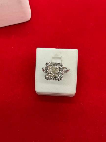 CERTIFIED BRAND NEW LADIES 14K WHITE GOLD AND DIAMOND RING. 2.60 CARATS TOTAL.